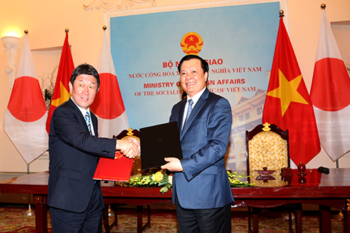 Bộ trưởng Bộ Tài chính Việt Nam Đinh Tiến Dũng và Bộ trưởng Bộ Ngoại giao Nhật Bản Motegi Toshimitsu tại lễ ký kết