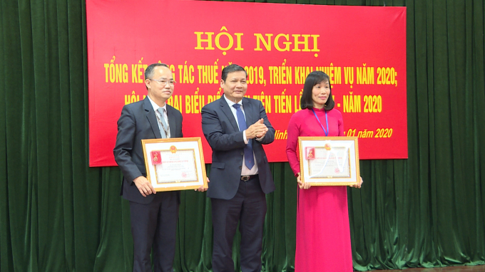 Phó Tổng cục trưởng Tổng cục Thuế tặng bằng khen của Bộ trưởng Bộ Tài chính cho 2 chiến sỹ thi đua ngành Tài chính tỉnh Quảng Ninh.