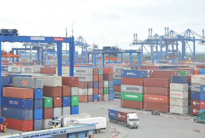Chỉ tính riêng cảng Cát Lái trong nửa tháng 1 đã có 55 chuyến tàu hàng nhập cảng với lượng hàng hóa giá trị hàng tỷ USD.