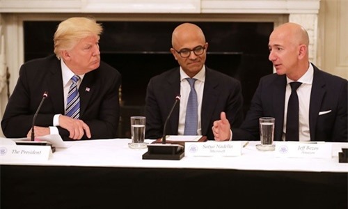 Cuộc gặp gỡ giữa Tổng thống Trump và Jeff Bezos năm 2017. Nguồn: Reuters