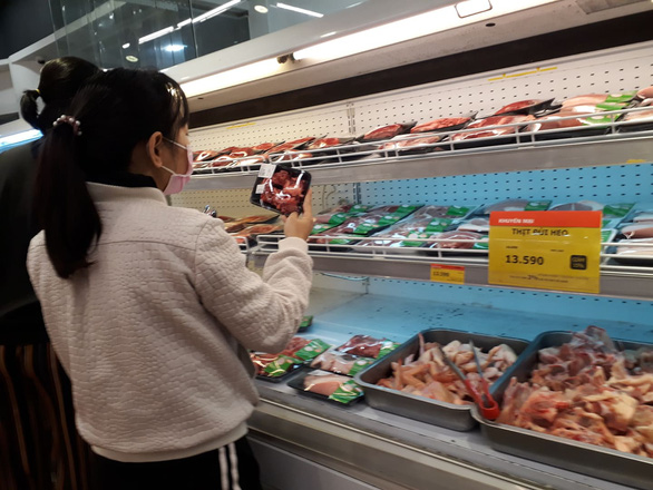 Nhiều loại thịt heo, xương heo được đóng gói từ ngày 16-2 được bày bán tại siêu thị ở Hà Nội (ảnh chụp 11 giờ ngày 17-2 - Ảnh: L. THANH