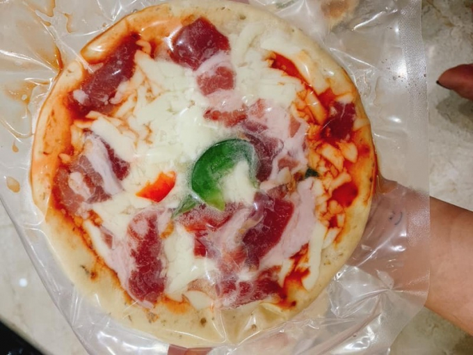 Người bán cho biết loại pizza đông lạnh này có thể để 6 tháng mà không lo bị mốc hỏng.