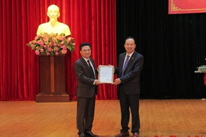 Ông Trịnh Văn Chiến - UVTƯ Đảng, Bí thư Tỉnh uỷ, Chủ tịch HĐND tỉnh Thanh Hoá (phải) trao quyết định cho ông Trịnh Huy Triều