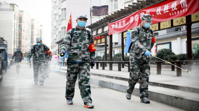 Phun khử trùng trên một tuyến phố ở Bắc Kinh, Trung Quốc. Ảnh: Chinadaily