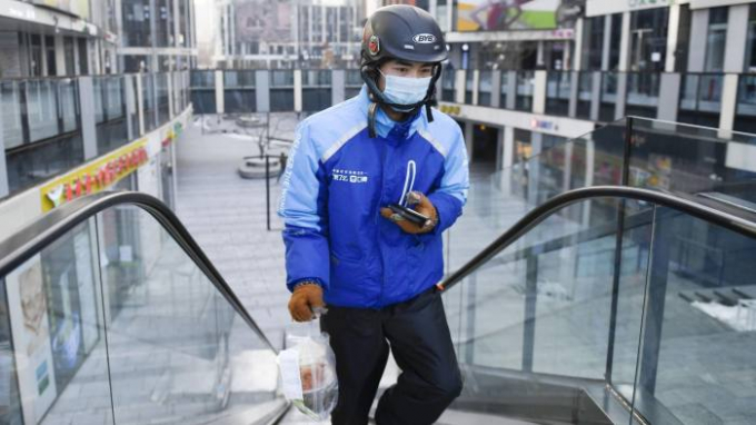 Những khu phố vắng bóng người, chỉ còn các nhân viên giao hàng hoạt động là hình ảnh thường thấy ở Trung Quốc trong mùa dịch. Ảnh: Reuters
