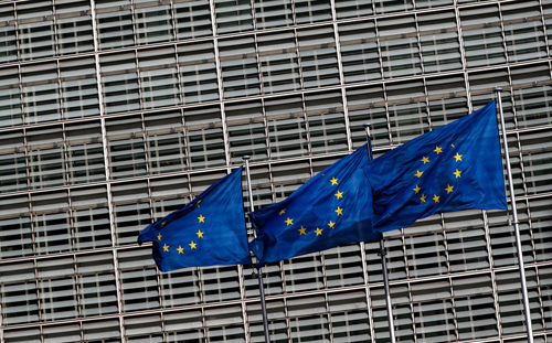 Cờ của Liên minh châu Âu bên ngoài trụ sở Ủy ban châu Âu tại Brussels, Vương quốc Bỉ. Ảnh: Reuters