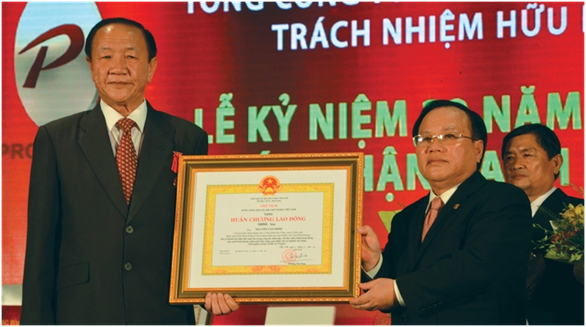 Ông Nguyễn Văn Minh (trái) - chủ tịch HĐQT - là lãnh đạo gắn bó với tên tuổi của Tổng công ty 3-2 hàng chục năm. Trong ảnh: ông Minh nhận huân chương lao động từ một lãnh đạo tỉnh Bình Dương - Ảnh: T.L.