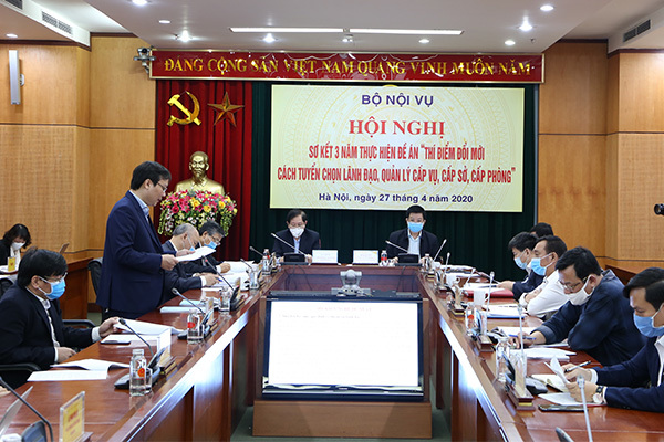 “Thí điểm đổi mới cách tuyển chọn lãnh đạo, quản lý cấp vụ, cấp sở, cấp phòng”.