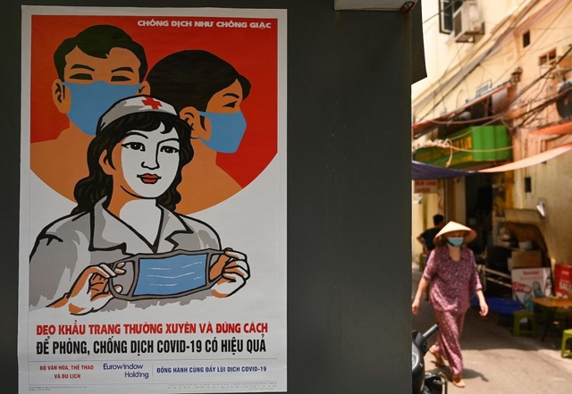 Một tranh tuyên truyền phòng chống dịch Covid-19 tại một khu dân cư ở Hà Nội. (Ảnh: AFP)