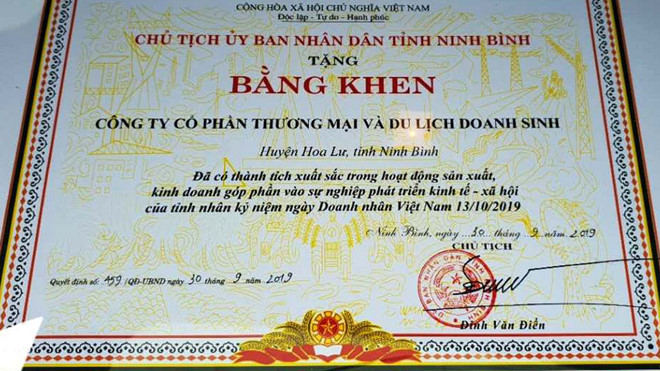 Dù có nhiều vi phạm trong quá trình hoạt động, nhưng Công ty CP thương mại - Du lịch Doanh Sinh vẫn được Chủ tịch UBND tỉnh Ninh Bình tặng bằng khen