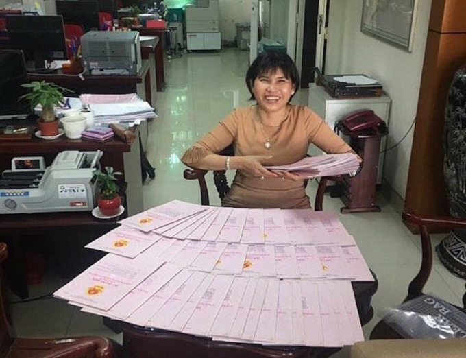 Bà Phạm Thị Hường đã từng khoe hình ảnh sở hữu nhiều sổ đỏ đất nền tại hàng loạt dự án ở Bình Dương.