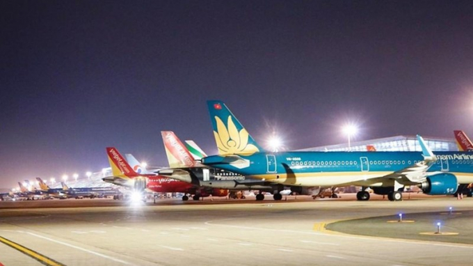 Trước đại dịch, Vietnam Airlines là hãng hàng không Việt Nam duy nhất có đường bay thường lệ đến châu Âu. Gần đây, Bamboo Airways đã thực hiện một số chuyến bay thuê nguyên chuyến (charter) tới châu Âu.
