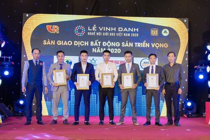 Ông Nguyễn Hữu Huy – Chủ tịch HĐQT Phuc Hung Land (thứ 4 từ phải sang) nhận Cúp và Giấy chứng nhận giải thưởng từ Hội Môi giới Bất động sản Việt Nam.
