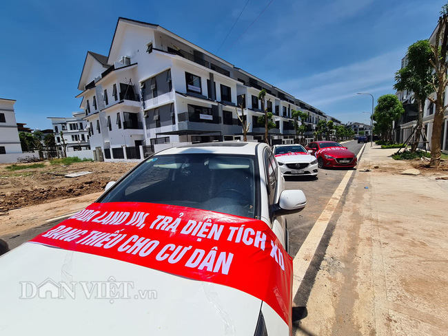 Nhóm khách hàng mua nhà tại Dahlia Homes – ST5 khu đô thị C2 Gamuda Gardens căng băng rôn, tố chủ đầu tư bàn giao nhà thực tế thiếu diện tích so với HĐMB. (ảnh T.K)