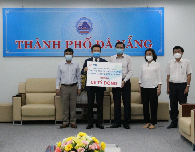 ông Nguyễn Văn Đông – Giám đốc MB Đà Nẵng đã đại diện Ngân hàng Quân Đội (MB) trao tặng số tiền trị giá 5 tỷ đồng tới UBND Thành phố Đà Nẵng