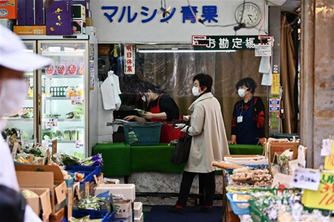 Người dân mua sắm tại một cửa hàng rau củ ở Tokyo, Nhật Bản.