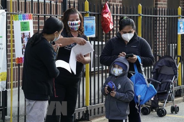 Học sinh đeo khẩu trang phòng lây nhiễm COVID-19 khi tới trường học tại New York, Mỹ. (Ảnh: AFP/TTXVN)