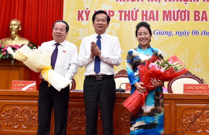 Kiên Giang có tân chủ tịch HĐND và chủ tịch UBND tỉnh - Ông Mai Văn Huỳnh (bên trái) được bầu giữ chức Chủ tịch HĐND tỉnh Kiên Giang. (Ảnh: Tiền Phong)