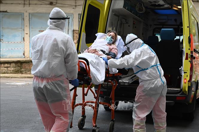 Nhân viên y tế diễn tập chuyển bệnh nhân COVID-19 tới bệnh viện ở Budapest, Hungary, ngày 27/8/2020. Ảnh: AFP/TTXVN