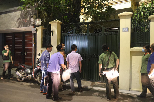 Cơ quan an ninh điều tra khám xét nhà riêng ông Nguyễn Đức Chung - Ảnh: Tuổi trẻ
