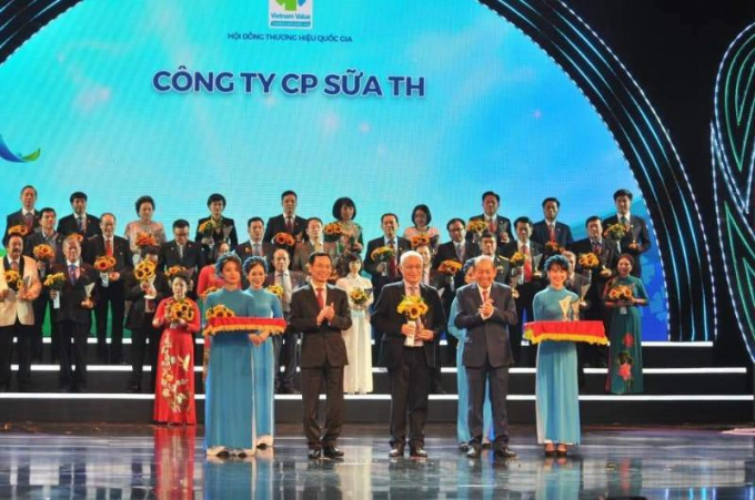 Phó Thủ tướng Thường trực Chính phủ Trương Hòa Bình chúc mừng các doanh nghiệp đạt Thương hiệu Quốc gia Việt Nam 2020.