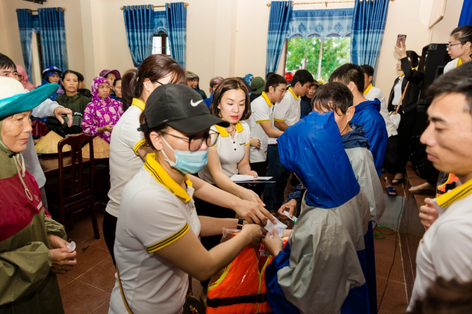 BAC A BANK trao quà cứu trợ tại Quảng Bình.