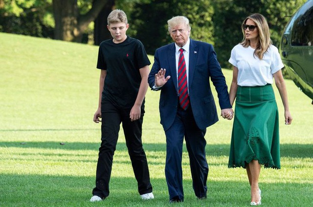 Tỏng thống Mỹ Donald Trump cùng vợ và con trai út (Ảnh: Twitter)