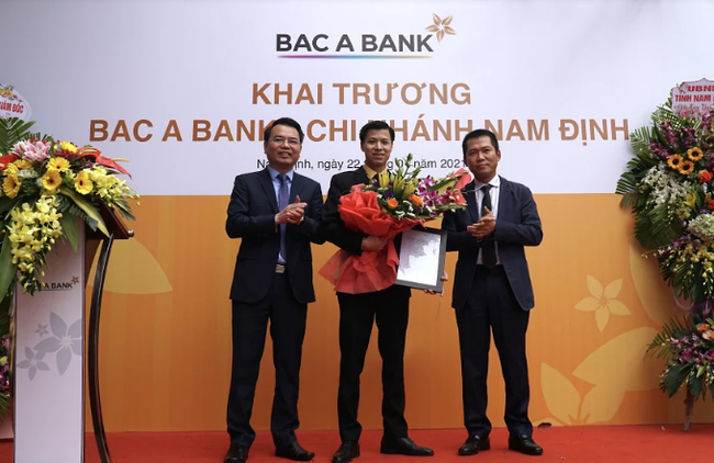 Ông Bùi Xuân Hùng, Giám đốc BAC A BANK chi nhánh Nam Định đón nhận quyết định thành lập từ ban lãnh đạo BAC A BANK