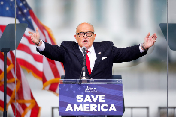 Luật sư Rudy Giuliani của ông Trump phát biểu hôm 6/1, ngày xảy ra cuộc bạo loạn tại tòa nhà Quốc hội Mỹ - Ảnh: REUTERS