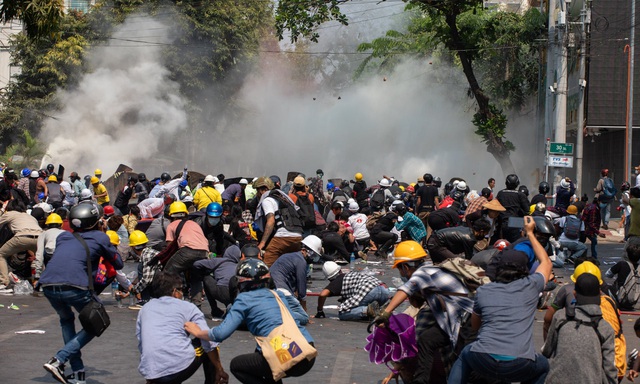 Làn sóng biểu tình phản đối đảo chính tiếp tục diễn ra ở Myanmar. (Ảnh: Reuters)