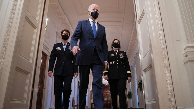 Hai nữ tướng đi sau ông Joe Biden trong sự kiện ngày 8/3. Ảnh: Reuters