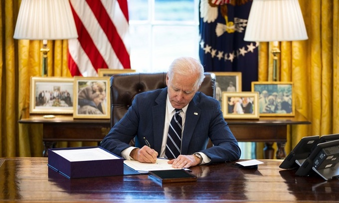 Tổng thống Biden ký thành luật gói cứu trợ 1,9 nghìn tỷ USD. Ảnh: Reuters.