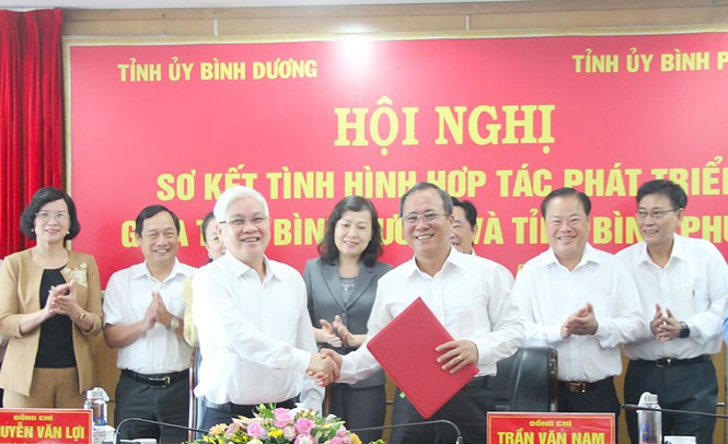 Lãnh đạo hai tỉnh Bình Dương và Bình Phước ký bản ghi nhớ về hợp tác làm đường cao tốc (Ảnh: Tiền phong)