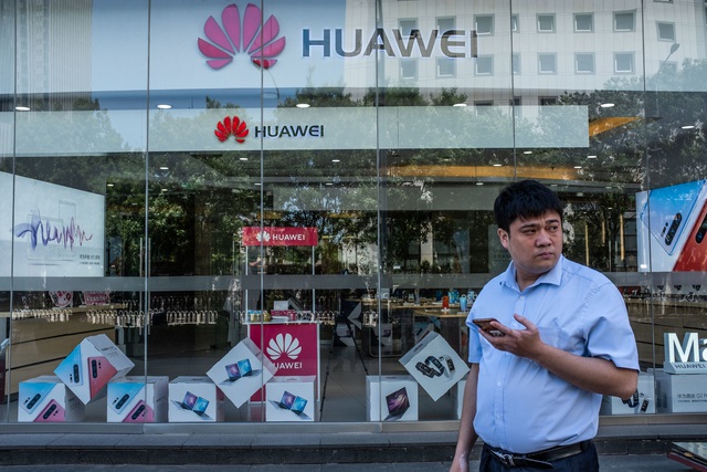 Huawei và 4 doanh nghiệp công nghệ khác của Trung Quốc bị coi là mối đe dọa an ninh quốc gia với Mỹ (Ảnh: Reuters).