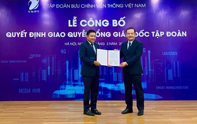 Chủ tịch Hội đồng thành viên Phạm Đức Long trao Quyết định giao Quyền Tổng Giám đốc VNPT cho ông Huỳnh Quang Liêm.