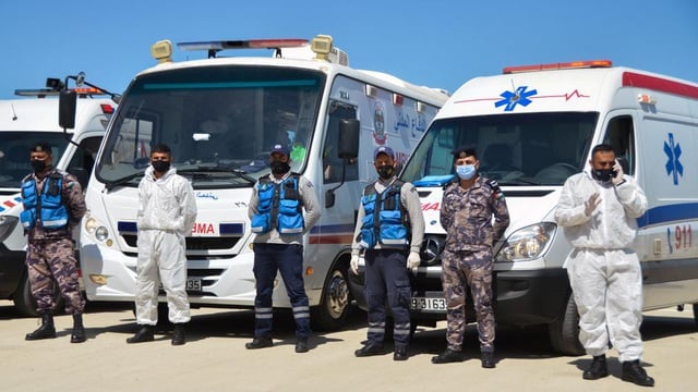 Lực lượng an ninh bên ngoài bệnh viện công Salt, Jordan hôm 13/3 sau vụ việc 7 bệnh nhân Covid-19 tử vong nghi do bệnh viện cạn kiệt oxy (Ảnh: Reuters).