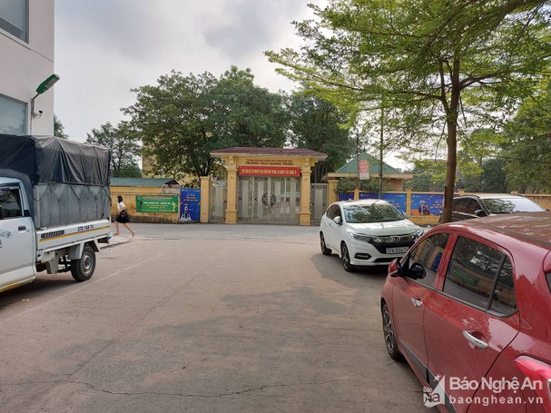 Khu vực xe tải phát đồ uống miễn phí là trước cổng Trường THCS Quang Trung. Ảnh: Tiến Hùng