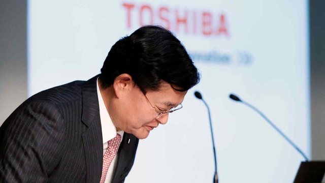 Ông Nobuaki Kurumatani cúi đầu trong một cuộc họp báo ở Tokyo vào tháng 3/2018 (Ảnh: Reuters).