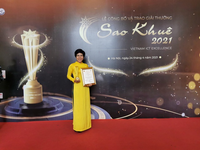 Bà Hoàng Thị Yến - Giám đốc PTI Digital nhận giải thưởng