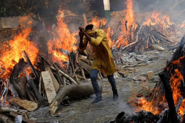 Các lò hỏa thiêu ở Ấn Độ quá tải vì số người chết do Covid-19 tăng nhanh (Ảnh: Reuters).