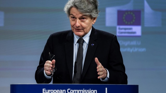 Ủy viên phụ trách thị trường nội bộ EU Thierry Breton đã thông báo việc ngừng gia hạn hợp đồng vaccine Covid-19 với AstraZeneca. Ảnh: AFP