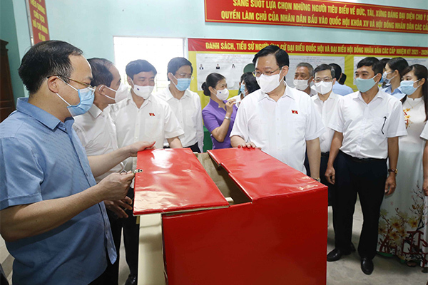 Chủ tịch Quốc hội Vương Đình Huệ kiểm tra công tác bầu cử tại Tuyên Quang (Ảnh: Vietnamnet)