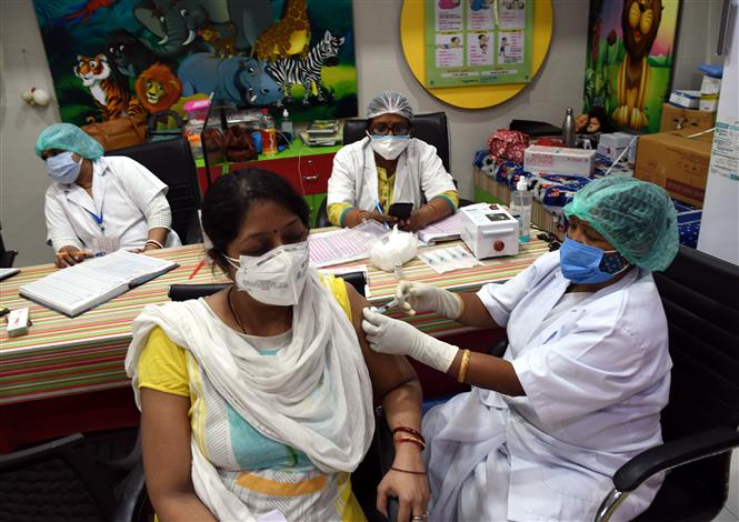 Tiêm vaccine phòng COVID-19 cho người dân ở trung tâm y tế Patna, Ấn Độ ngày 13/5/2021. Ảnh: THX/TTXVN