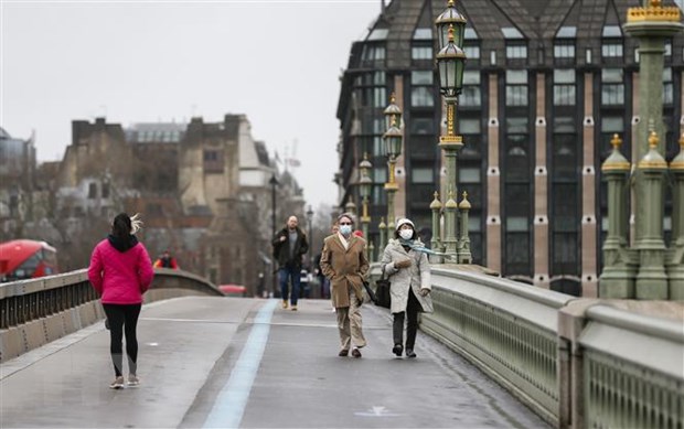 Người dân đeo khẩu trang phòng lây nhiễm COVID-19 tại London, Anh. (Ảnh: THX/TTXVN)