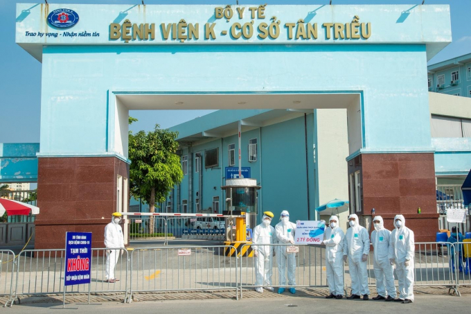 Hoạt động trao tặng được diễn ra tại khu vực cổng bệnh viện K cơ sở Tân Triều