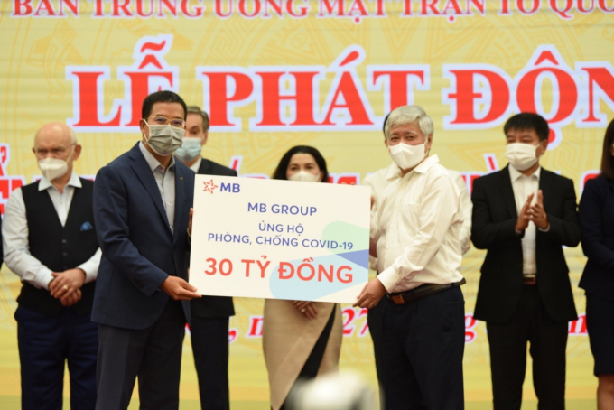Ông Lưu Trung Thái – Phó Chủ tịch HĐQT, Tổng giám đốc MB đại diện MB Group trao tặng số tiền 30 tỷ đồng cho UB MTTQVN.