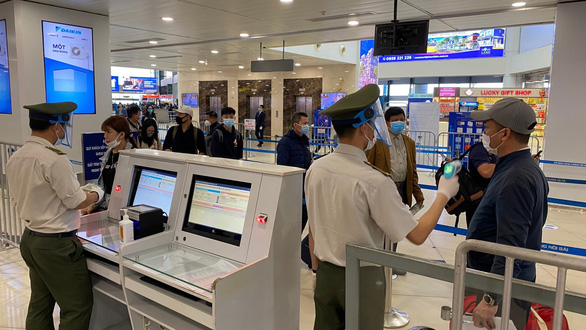 Dừng nhập cảnh hành khách tại sân bay Nội Bài