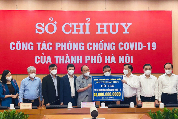 MB tham gia Đoàn công tác của Chủ tịch nước Nguyễn Xuân Phúc, hỗ trợ UBND TP Hà Nội, trao tặng 20 tỷ đồng góp phần cùng thủ đô trong công tác phòng, chống, đẩy lùi dịch bệnh.