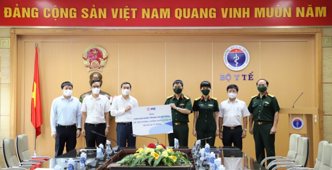 Đại tá Trần Minh Đạt – Phó Tổng giám đốc MB (thứ tư từ trái qua) đại diện MB trao tặng Bộ Y tế 1.000.000 khẩu trang y tế 3M 1870+ N95