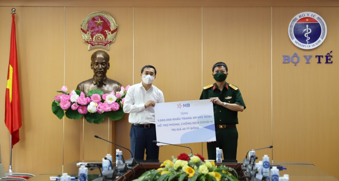 GS. TS Trần Văn Thuấn – Thứ trưởng Bộ Y tế (bên trái) tiếp nhận món quà từ MB